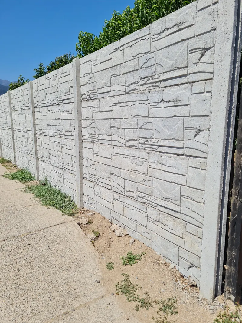 Pandereta con diseño de piedra a lo largo de una vereda